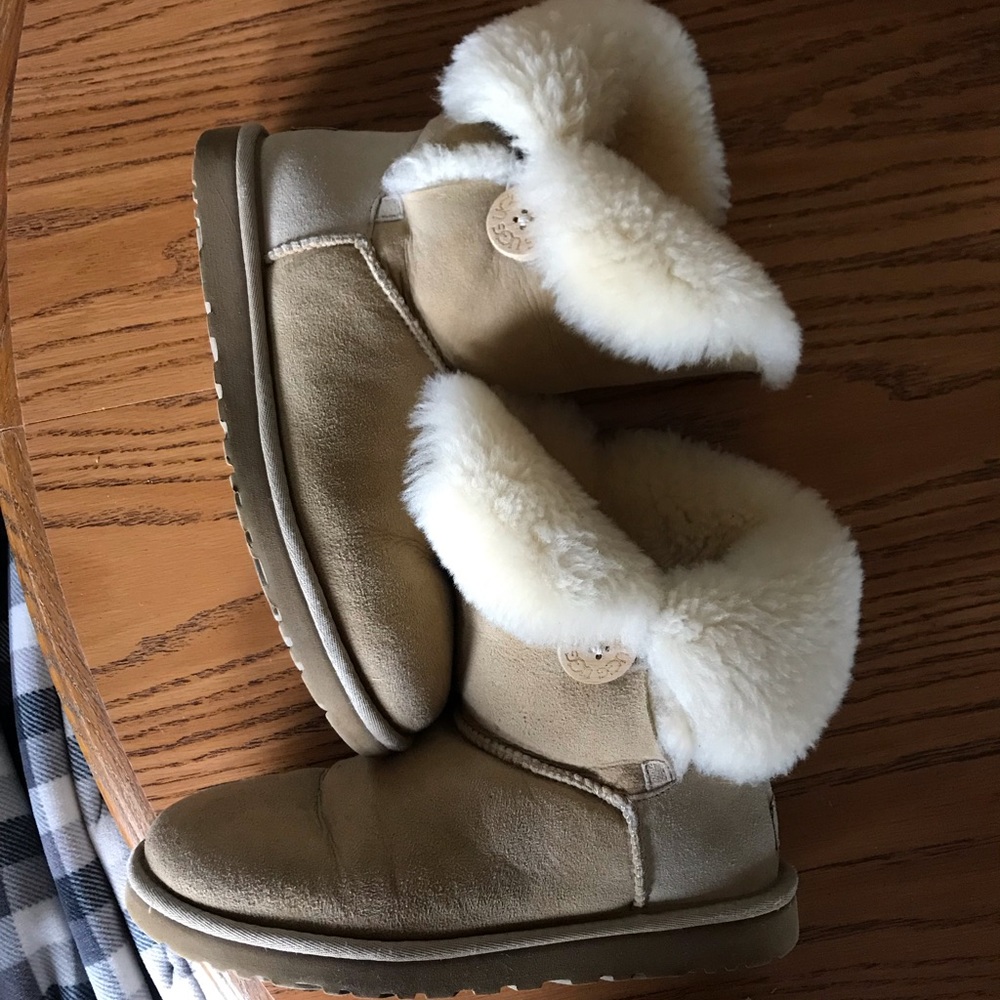 Ugg sand bailey button